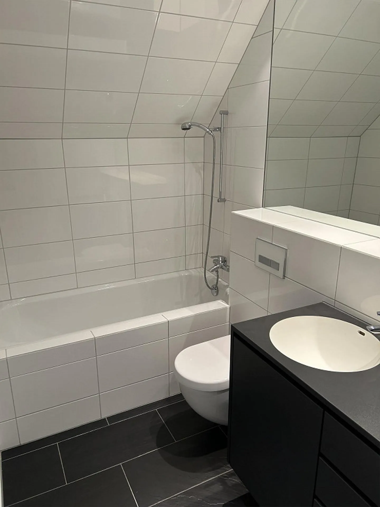 Modern 3.5-room maisonette apartment with two balconies in Aeugstertal - Photo 10 of 12