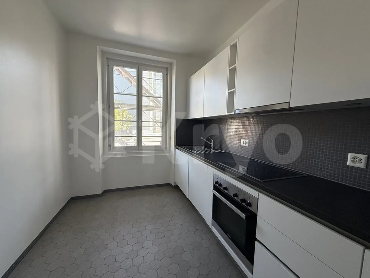 Charming 4-Room Apartment - Photo 3 of 8