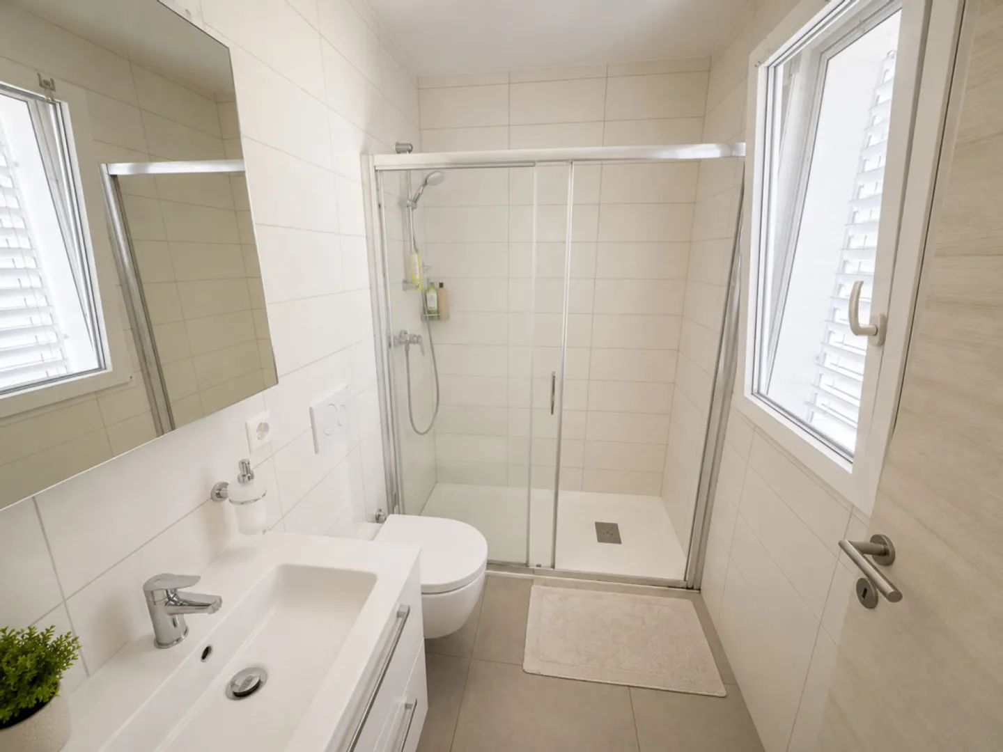 Attractive 4.5-room garden apartment in Manno - spacious living comfort with private garden - Photo 20 of 30