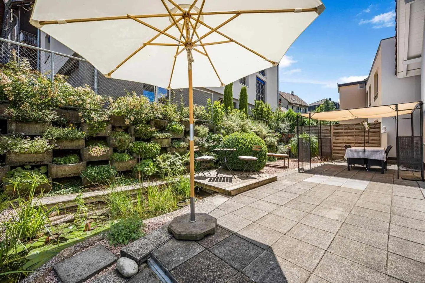 Terrazza nel verde, sensazione di città alle spalle - spazio senza fine. - Foto 2 di 20
