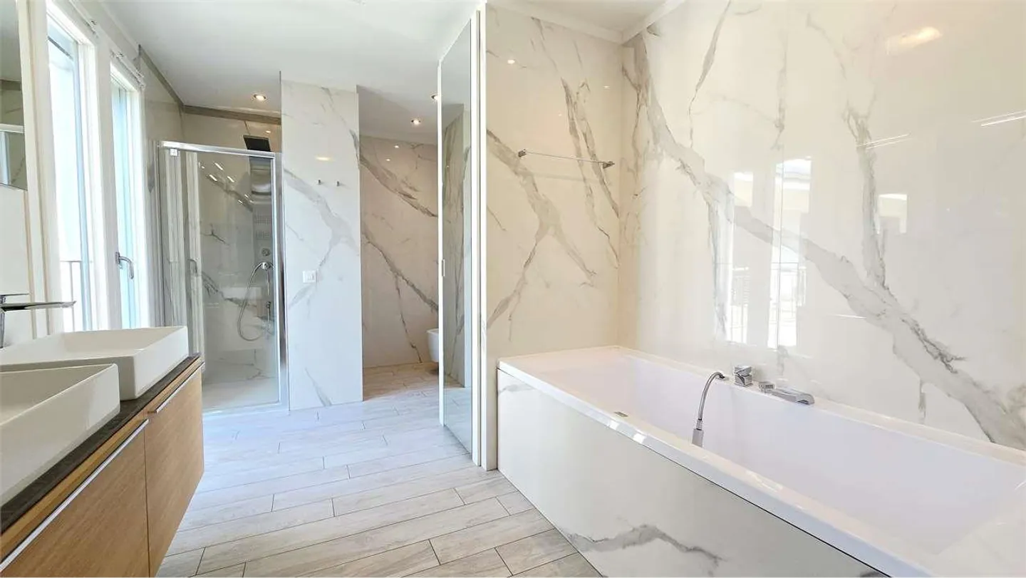 Propriété extraordinaire - 6,5 pièces avec piscine et équipements de haute qualité - Photo 7 sur 13