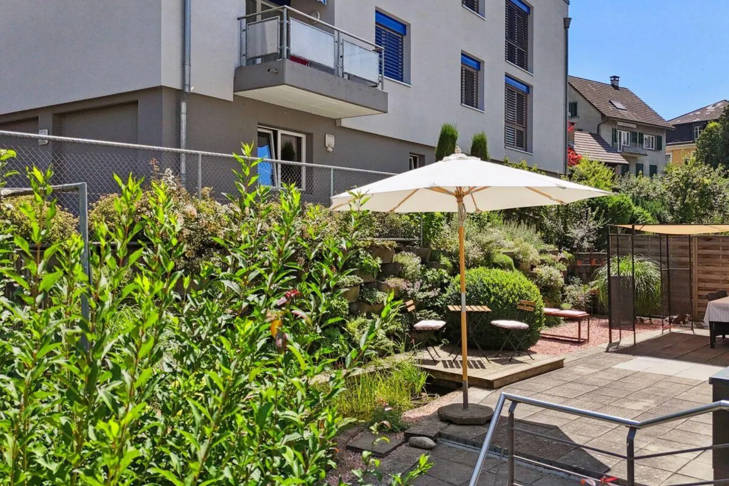 Terrazza nel verde, sensazione di città alle spalle - spazio senza fine. - Foto 20 di 20