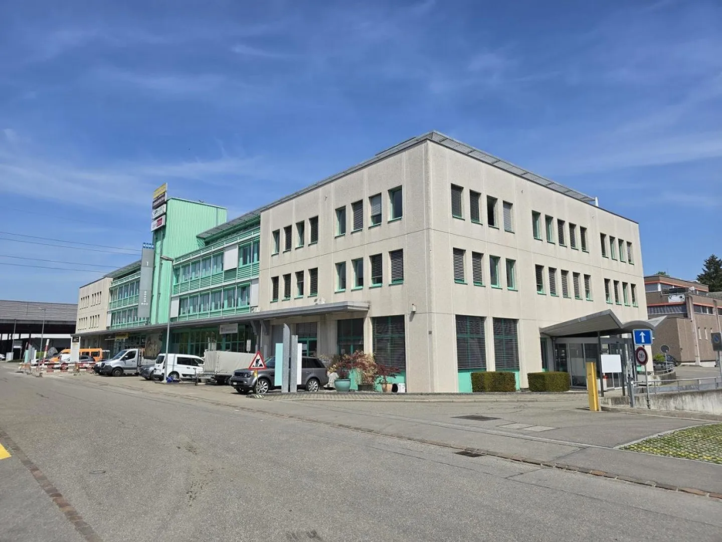 707 m² Ufficio al 2° piano – Posizione centrale a Brüttisellen con posti auto - Foto 1 di 8