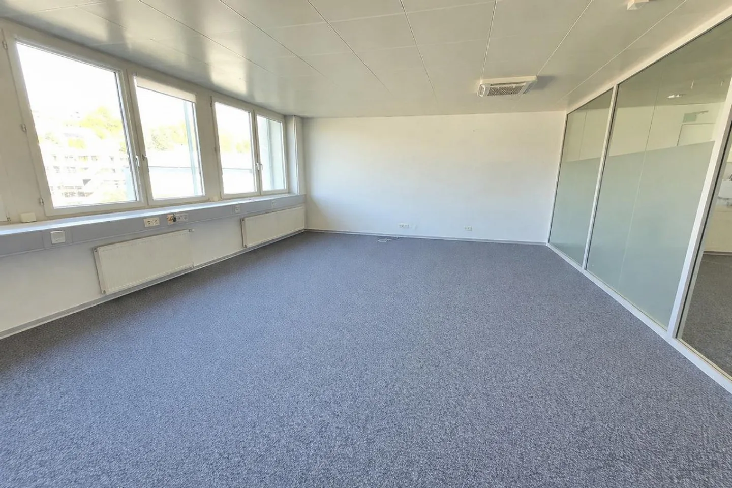 707 m² Ufficio al 2° piano – Posizione centrale a Brüttisellen con posti auto - Foto 3 di 8