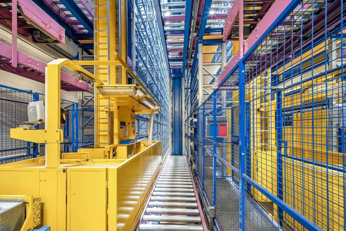 Semi-Automatic High-Bay Warehouse with approx. 2,200 standard pallet spaces - Photo 1 of 5