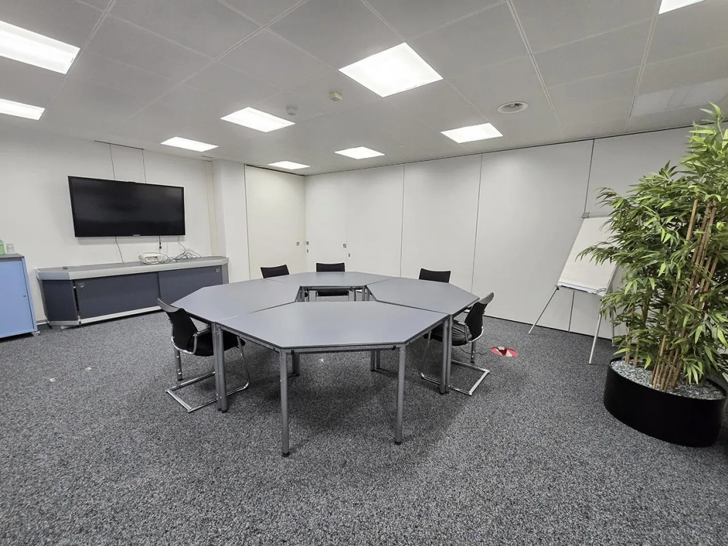 707 m² Ufficio al 2° piano – Posizione centrale a Brüttisellen con posti auto - Foto 4 di 8