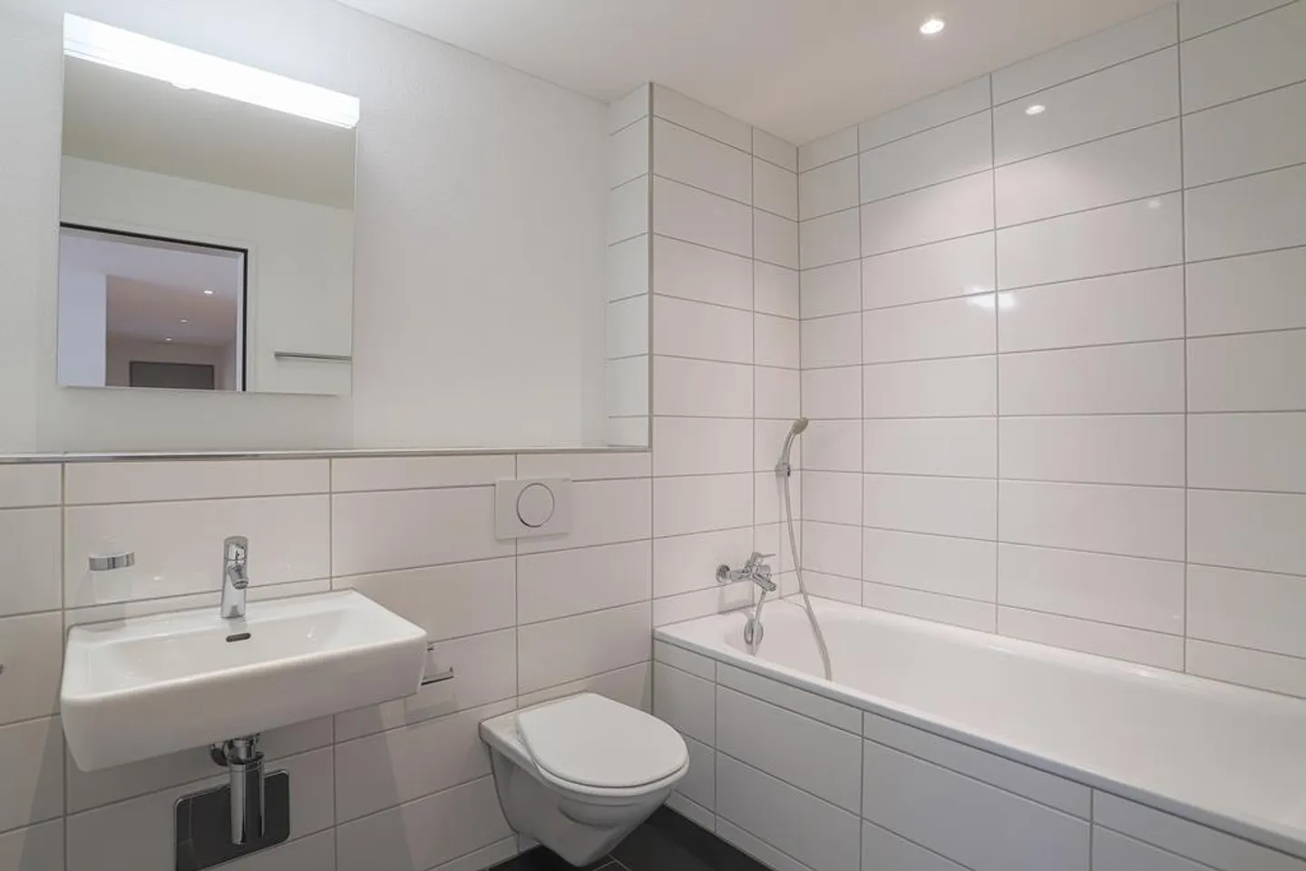 MODERN 3.5 Room Apartment with SPACIOUS Balcony for Rent - Photo 9 of 12