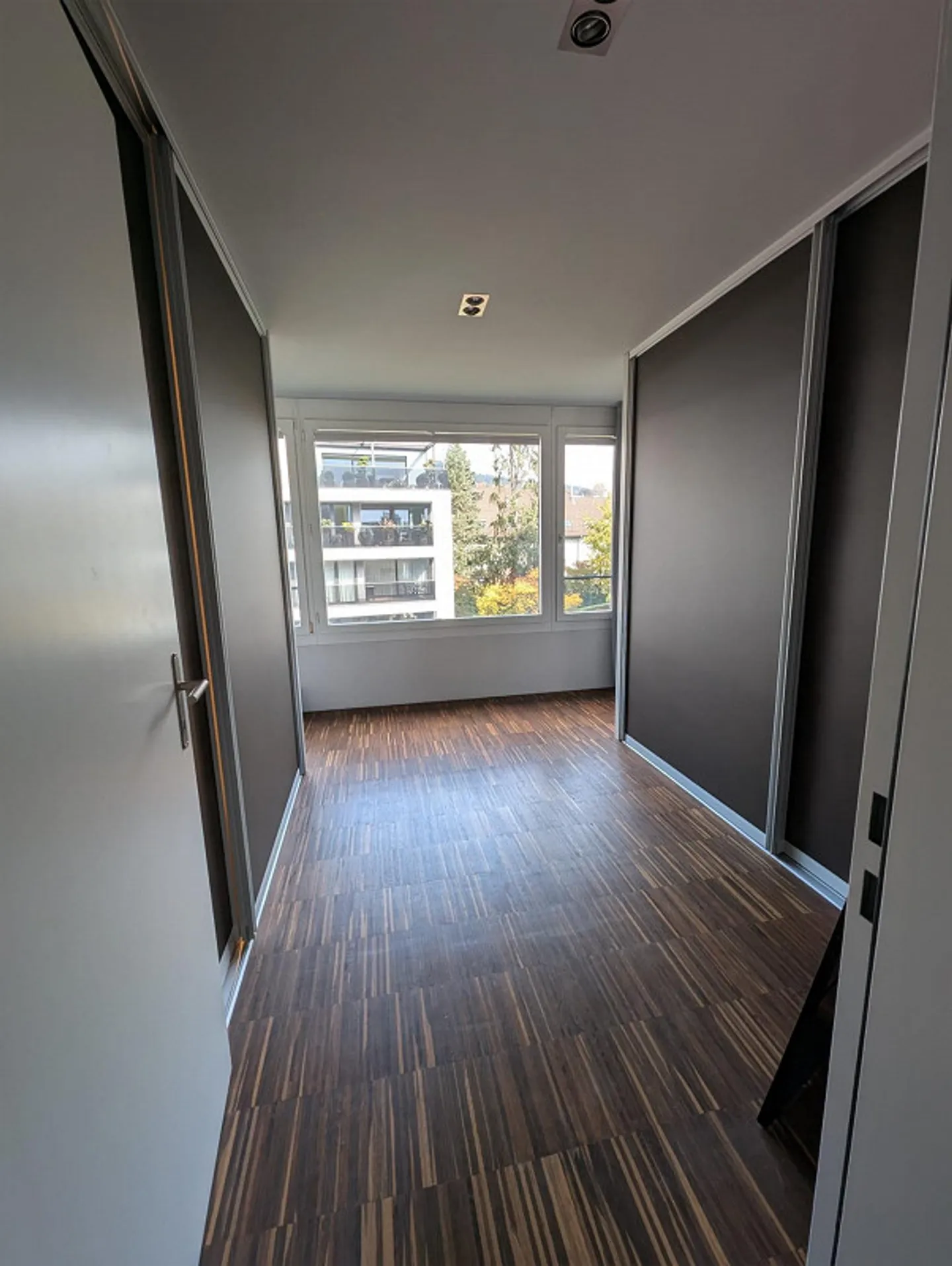 Appartement moderne 2.5 pièces avec balcon et garage - Photo 8 sur 10