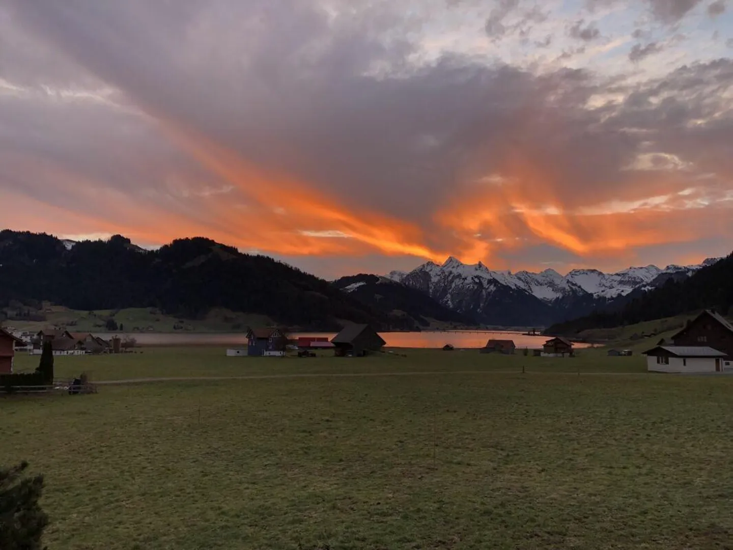 Sogno abitativo esclusivo: albe e panorama sul lago Sihl! - Foto 2 di 20