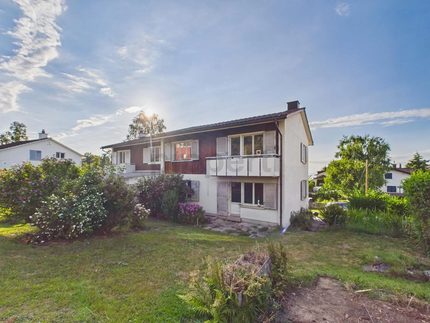 Grande potenziale, vista panoramica da sogno e grande terreno in una posizione collinare privilegiata - Foto 1 di 13