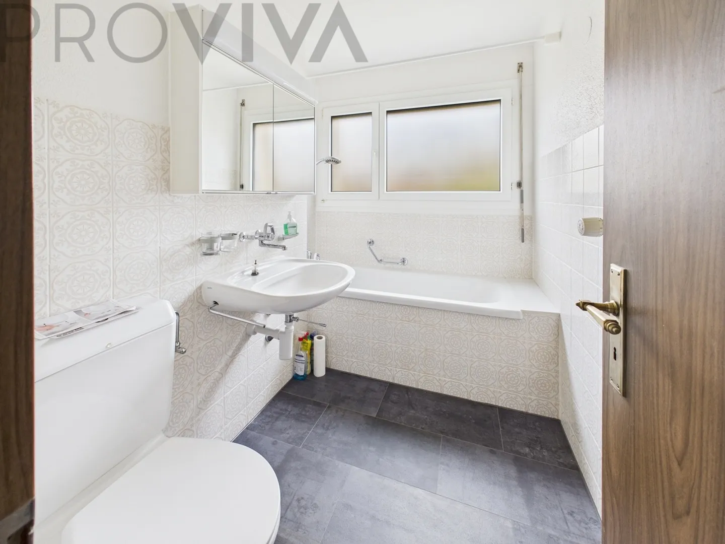 Mit vielen Extras wie Hallenbad, Sauna, Partyraum und Turnhalle - Foto 7 von 9