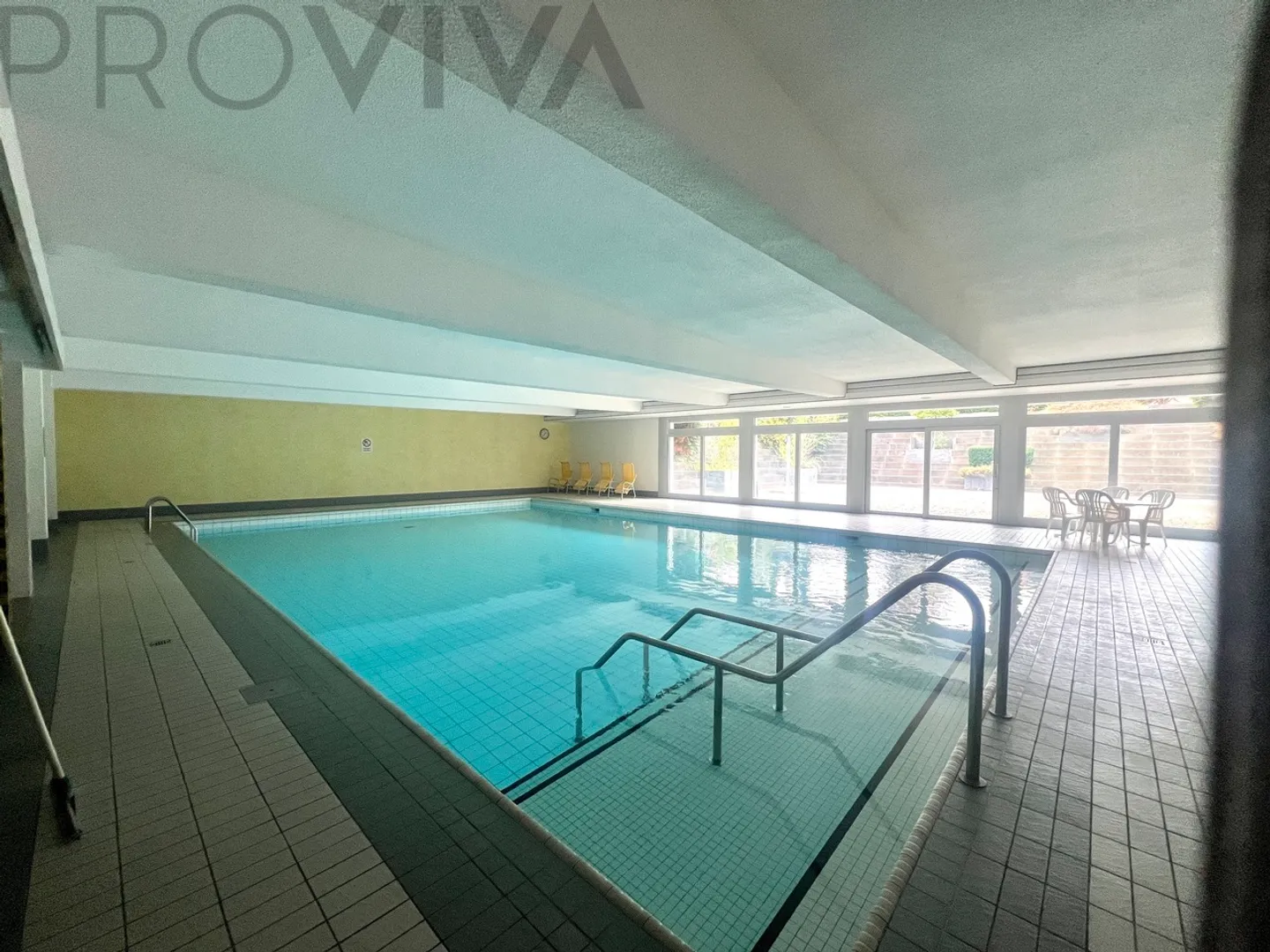 Mit vielen Extras wie Hallenbad, Sauna, Partyraum und Turnhalle - Foto 8 von 9