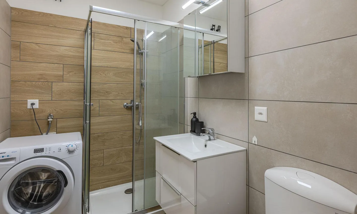 OTTIMO AFFARE - GRANDE APPARTAMENTO 3.5 STANZE CON BALCONE A LUGANO FIGINO - Foto 7 di 9