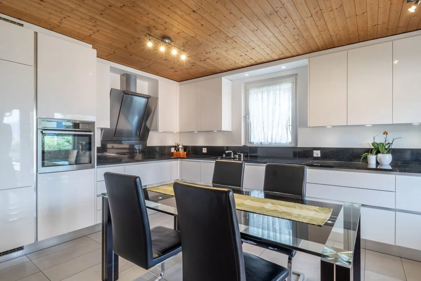 CUGNASCO - Multifamily residence with generous living spaces - Photo 3 of 13