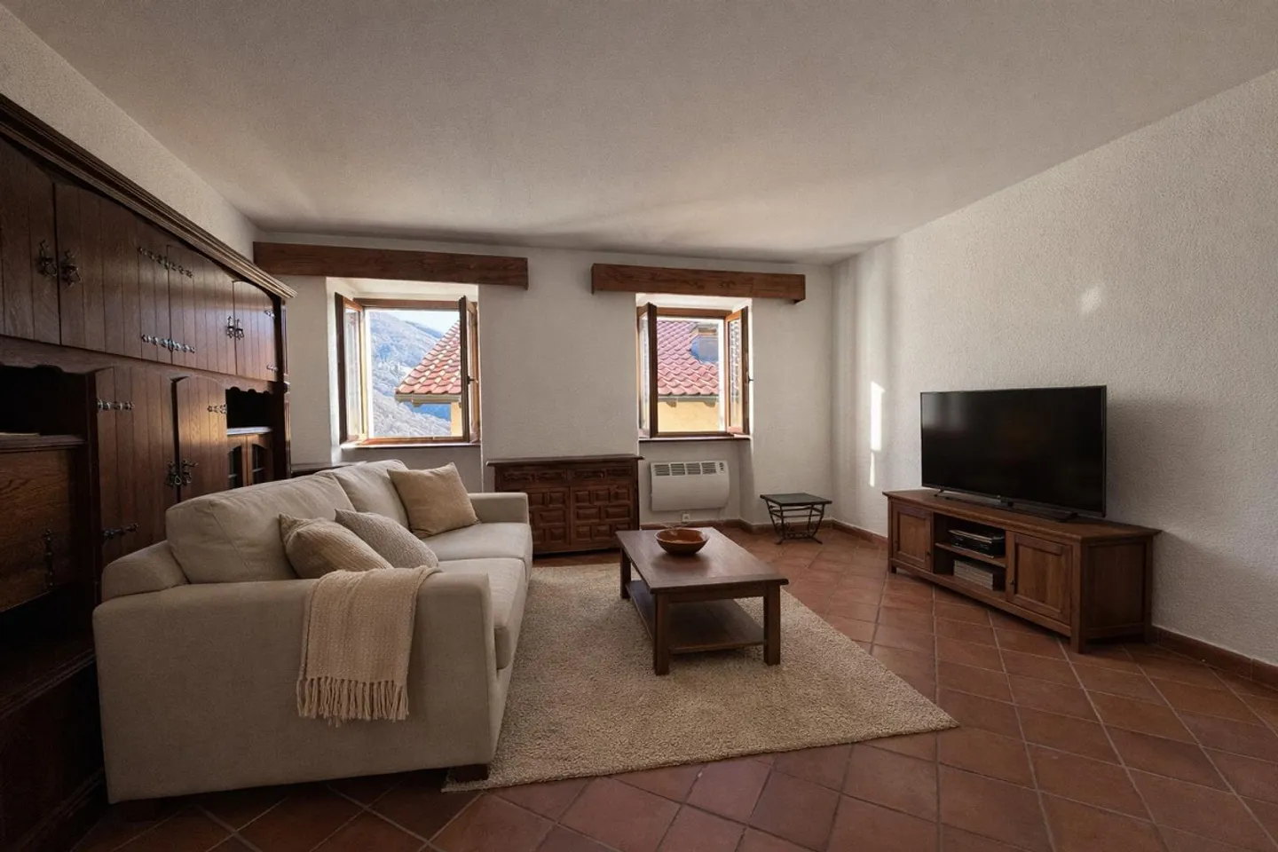 Spacious 5.5-room house with private garden in Scareglia - Photo 1 of 8