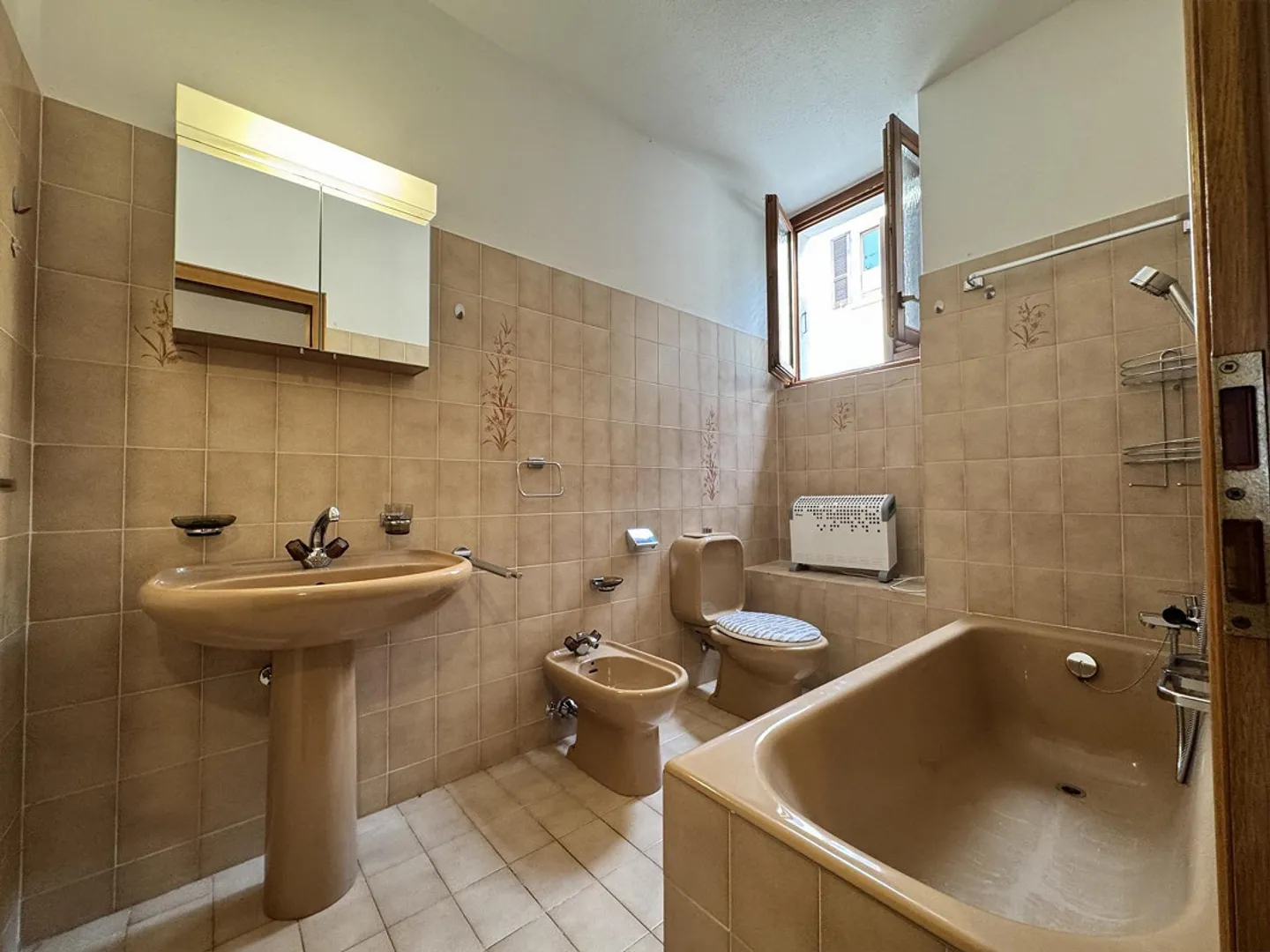 Spacious 5.5-room house with private garden in Scareglia - Photo 5 of 8