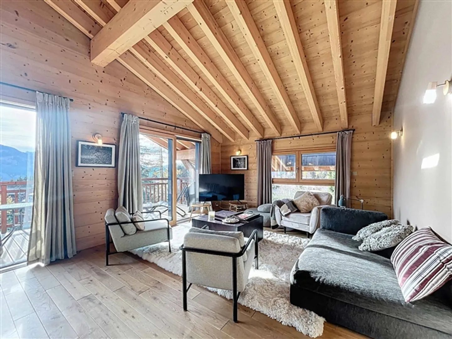 Appartement avec caractère surplombant les montagnes, à deux pas des pistes - Photo 3 sur 10