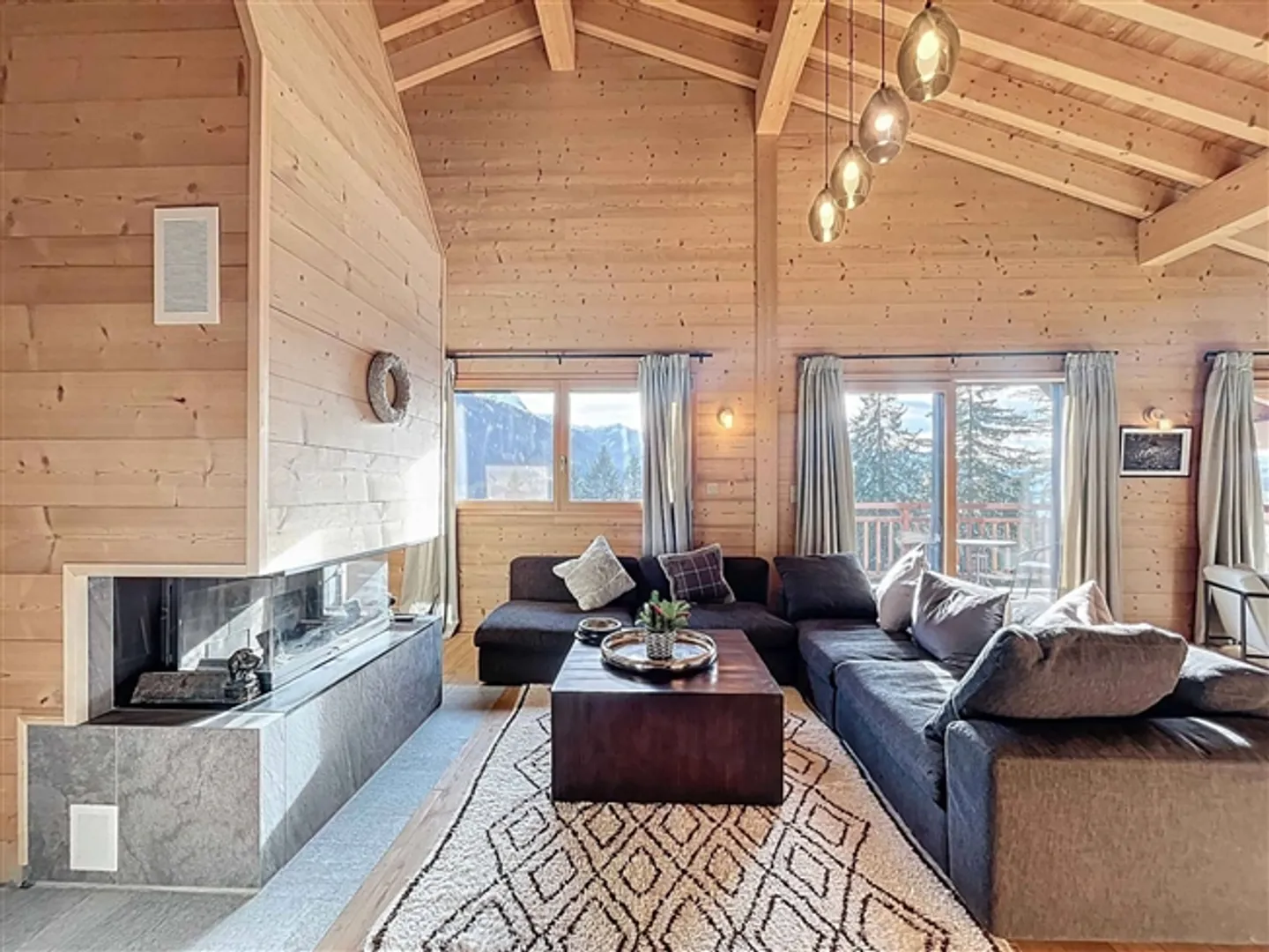 Appartement avec caractère surplombant les montagnes, à deux pas des pistes - Photo 4 sur 10