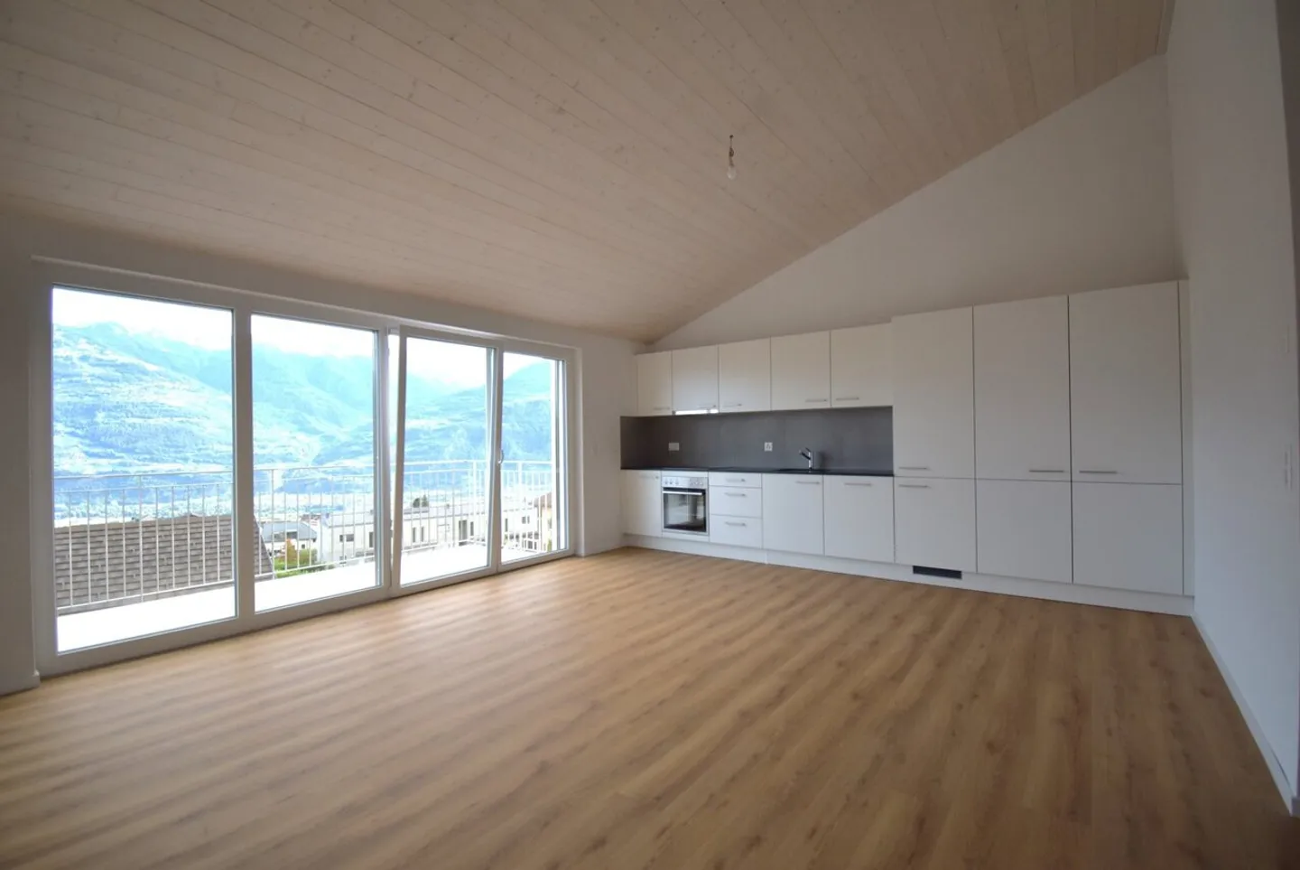 Wunderschöne und geräumige 2,5 Zimmer im 1. Stock mit 1 überdachten Parkplatz - Foto 2 von 7