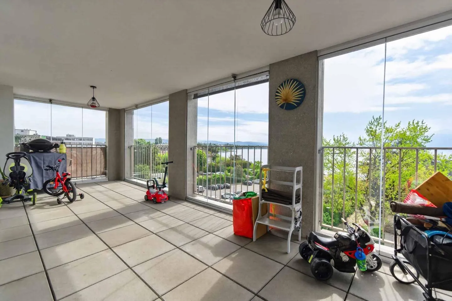 Beautiful apartment with a view of the lake and the mountains - Photo 4 of 12
