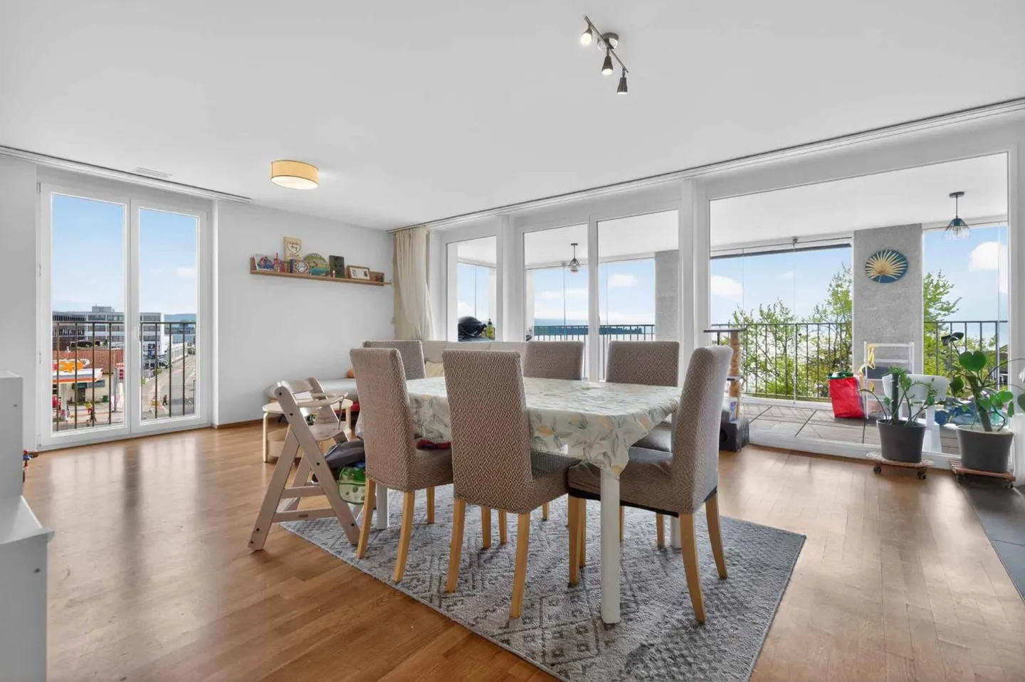 Beautiful apartment with a view of the lake and the mountains - Photo 6 of 12