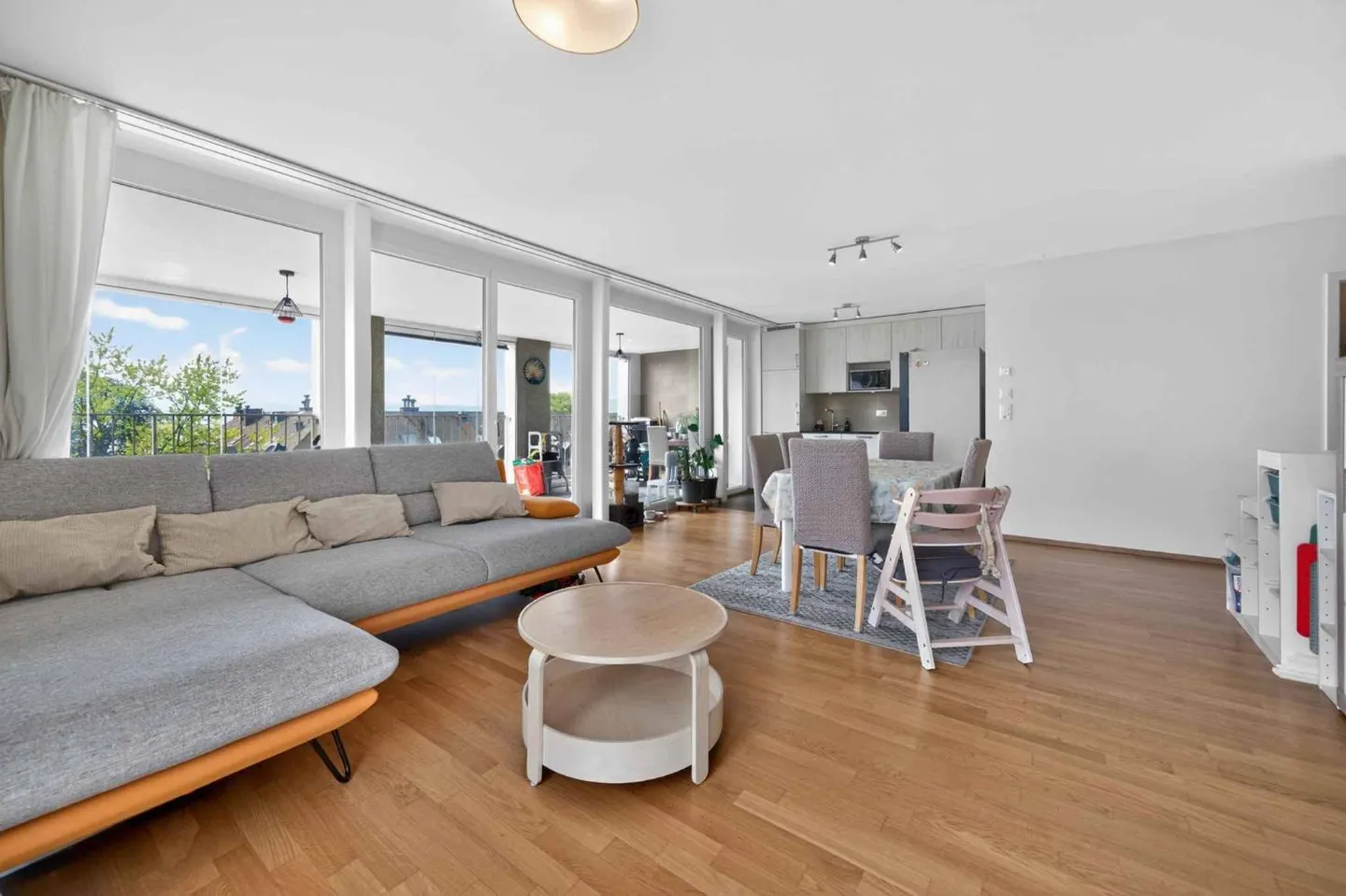 Beautiful apartment with a view of the lake and the mountains - Photo 1 of 12