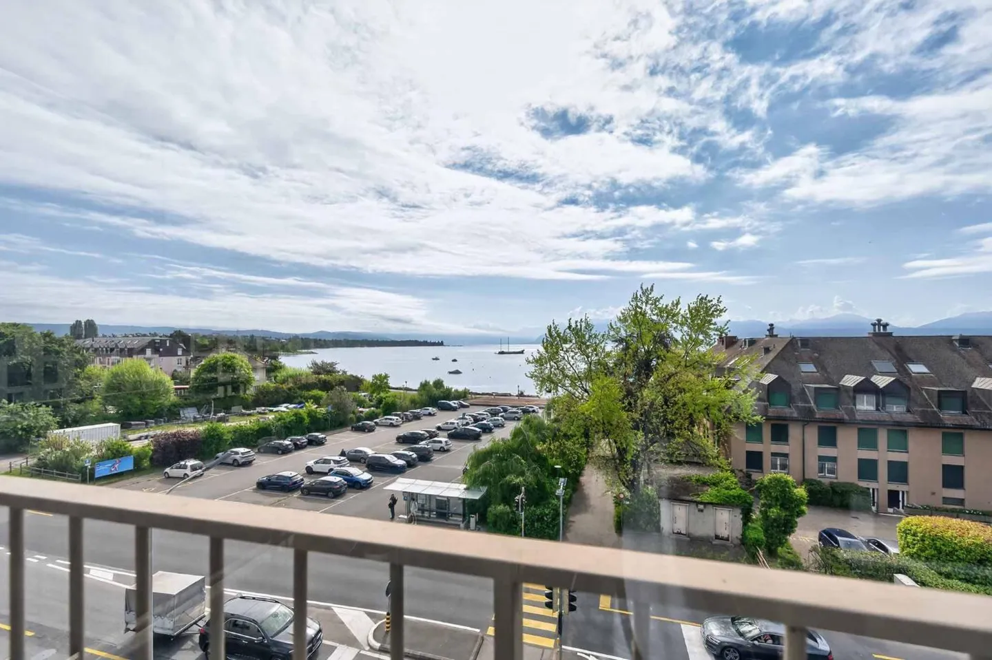 Beautiful apartment with a view of the lake and the mountains - Photo 3 of 12