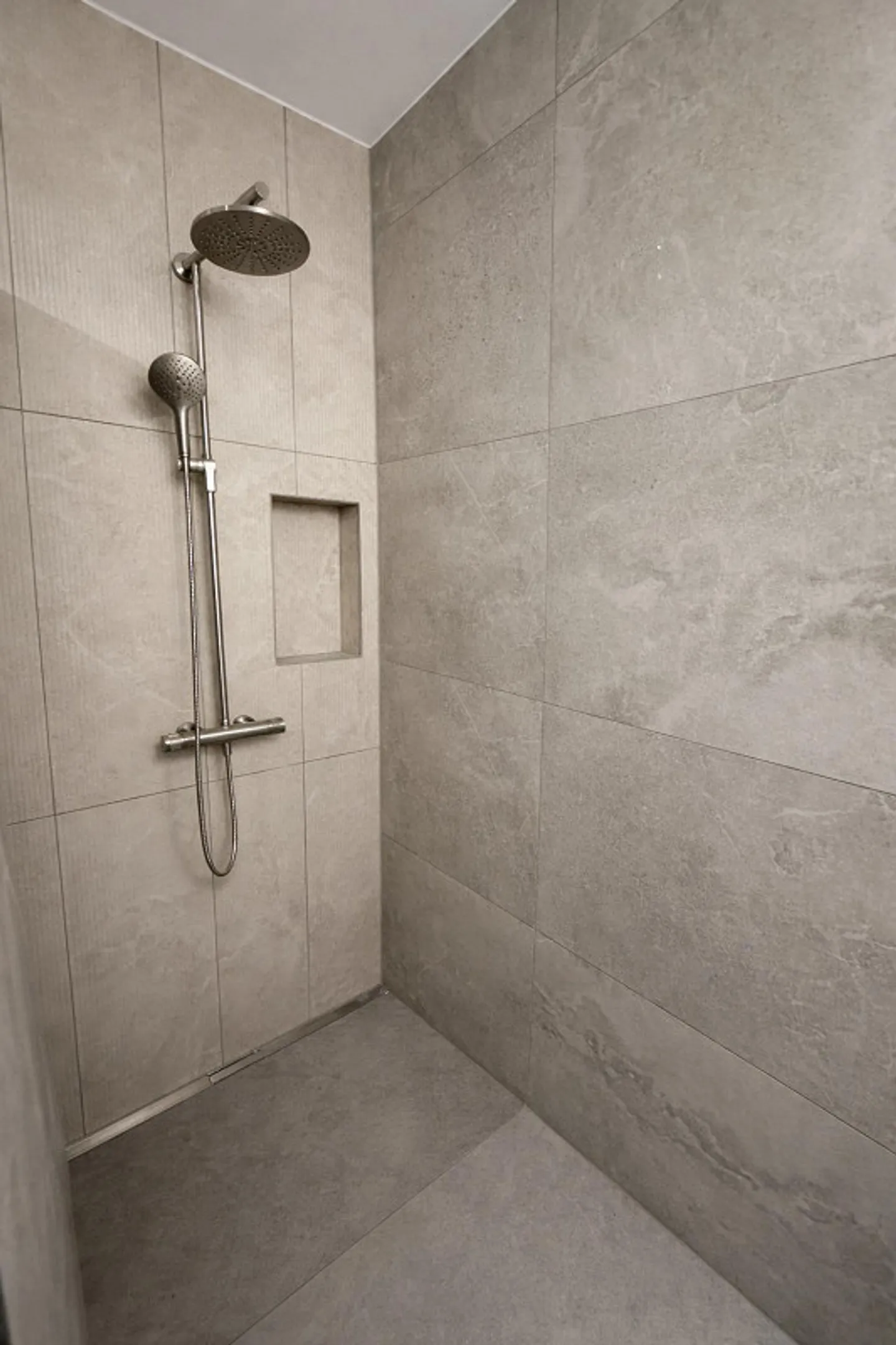 Appartement neuf exclusif de 2,5 pièces (env. 60 m²) avec grand balcon – À - Photo 6 sur 8