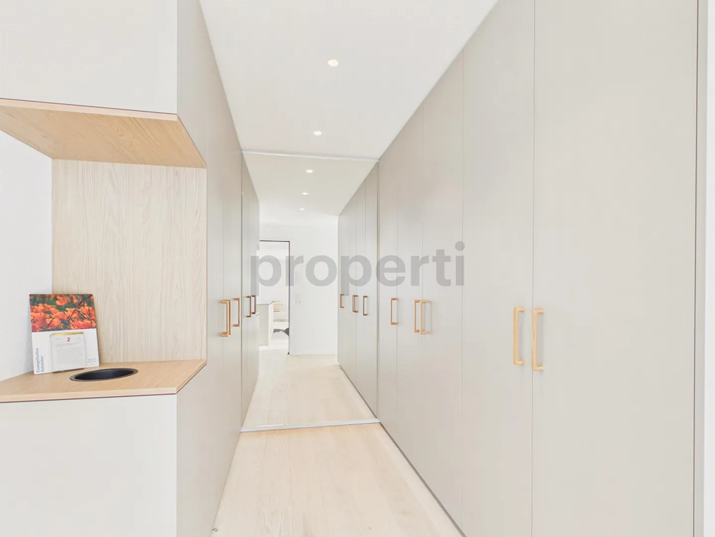 Appartamento moderno di 3,5 stanze arredato con 2 balconi, con vista sul lago e sulle montagne - Foto 5 di 12