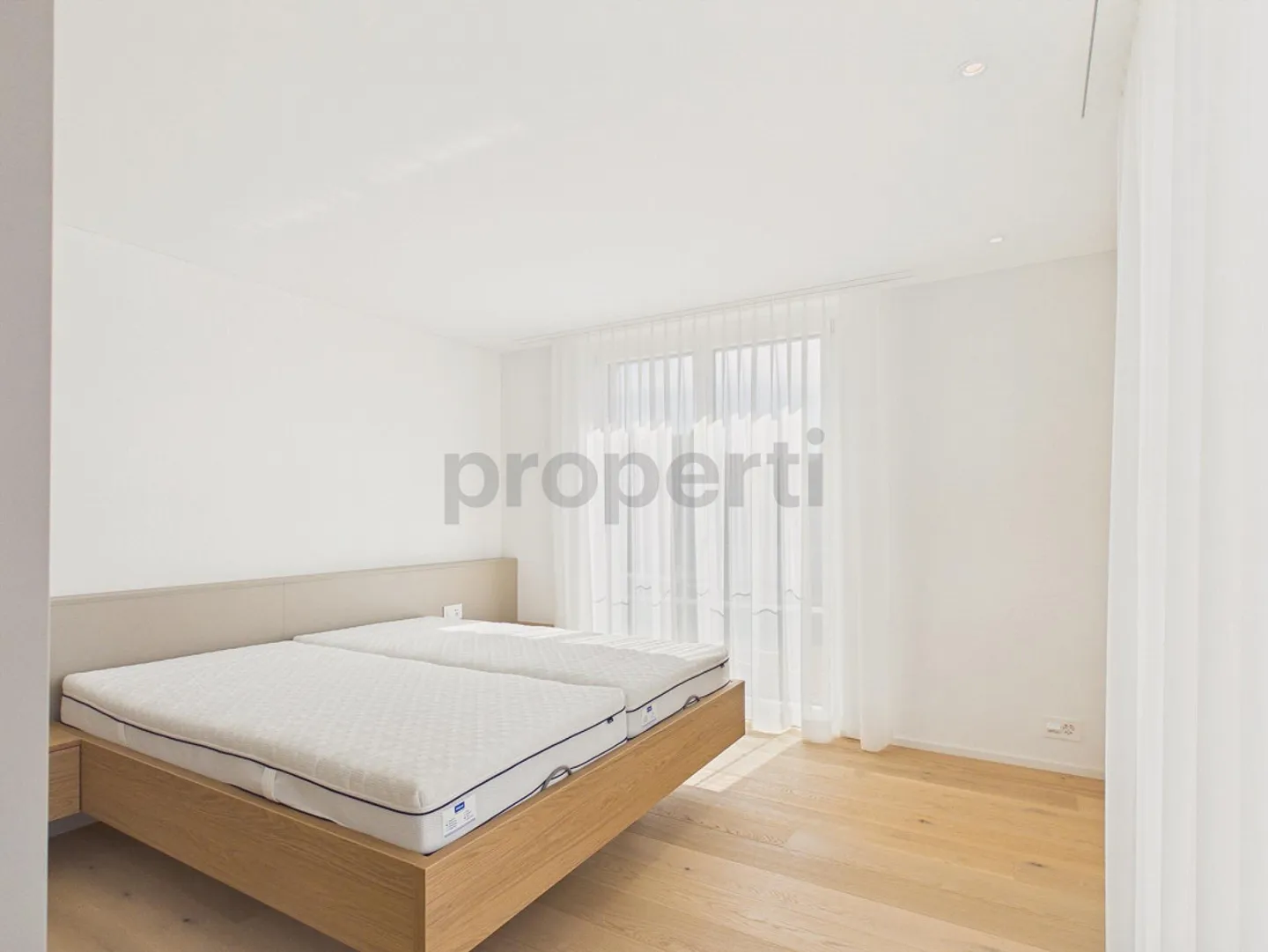 Appartamento moderno di 3,5 stanze arredato con 2 balconi, con vista sul lago e sulle montagne - Foto 4 di 12