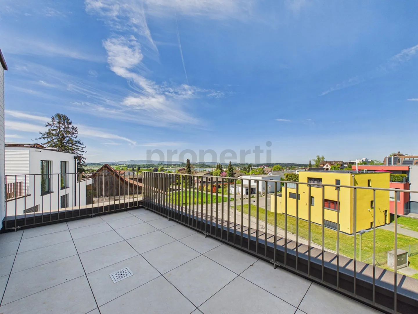 Appartamento moderno di 3,5 stanze arredato con 2 balconi, con vista sul lago e sulle montagne - Foto 11 di 12