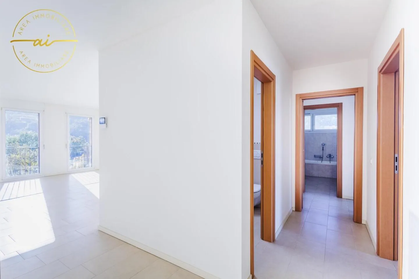 PENTHOUSE LUMINEUX DE 5 PIÈCES AVEC GRANDE TERRASSE À CHIASSO - Photo 8 sur 13