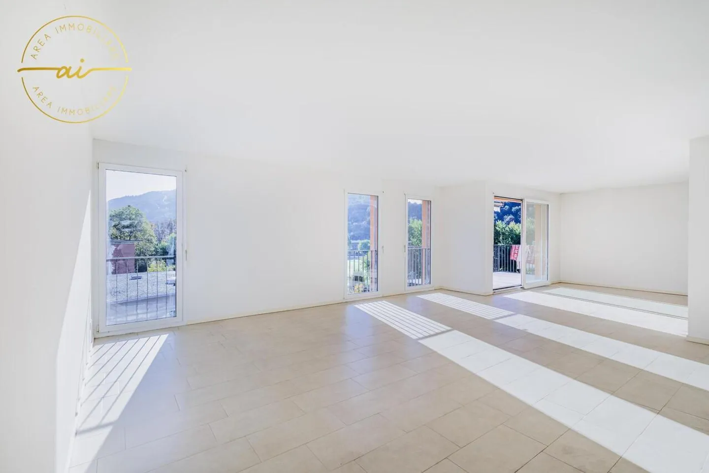 PENTHOUSE LUMINEUX DE 5 PIÈCES AVEC GRANDE TERRASSE À CHIASSO - Photo 9 sur 13