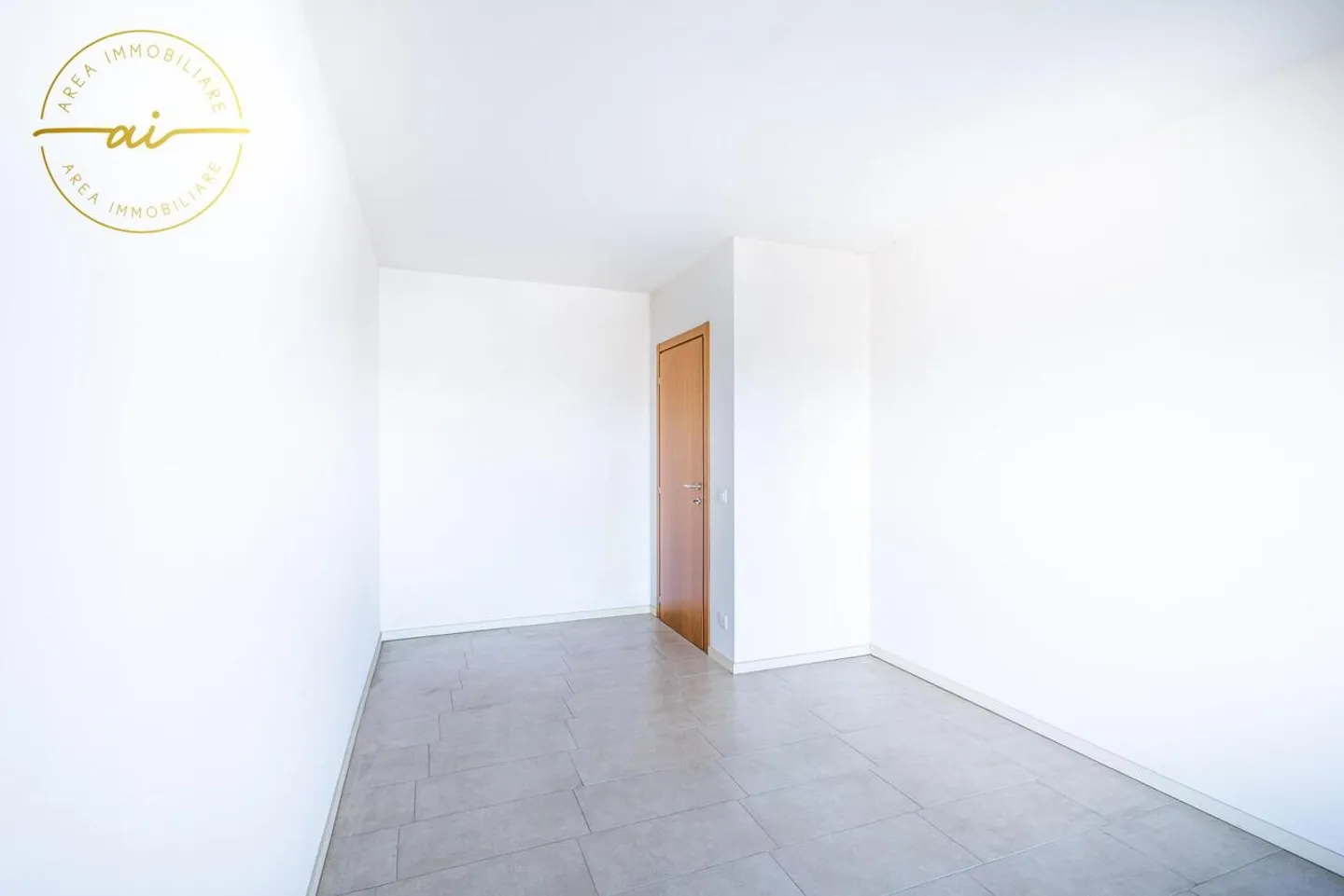 PENTHOUSE LUMINEUX DE 5 PIÈCES AVEC GRANDE TERRASSE À CHIASSO - Photo 10 sur 13