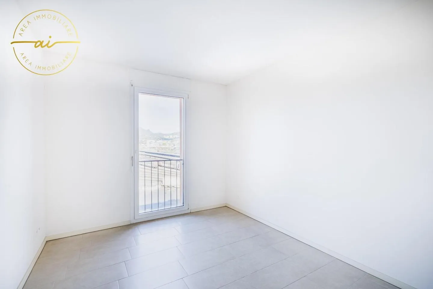 PENTHOUSE LUMINEUX DE 5 PIÈCES AVEC GRANDE TERRASSE À CHIASSO - Photo 2 sur 13