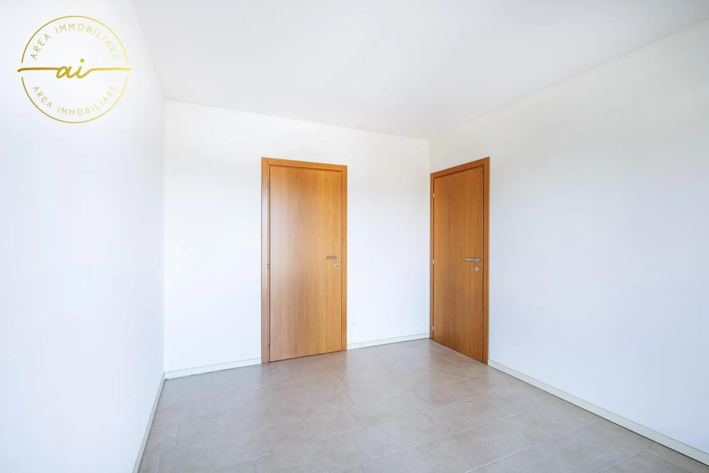 PENTHOUSE LUMINEUX DE 5 PIÈCES AVEC GRANDE TERRASSE À CHIASSO - Photo 3 sur 13