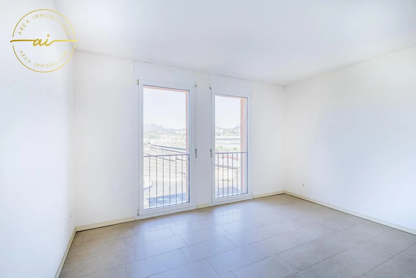 PENTHOUSE LUMINEUX DE 5 PIÈCES AVEC GRANDE TERRASSE À CHIASSO - Photo 4 sur 13