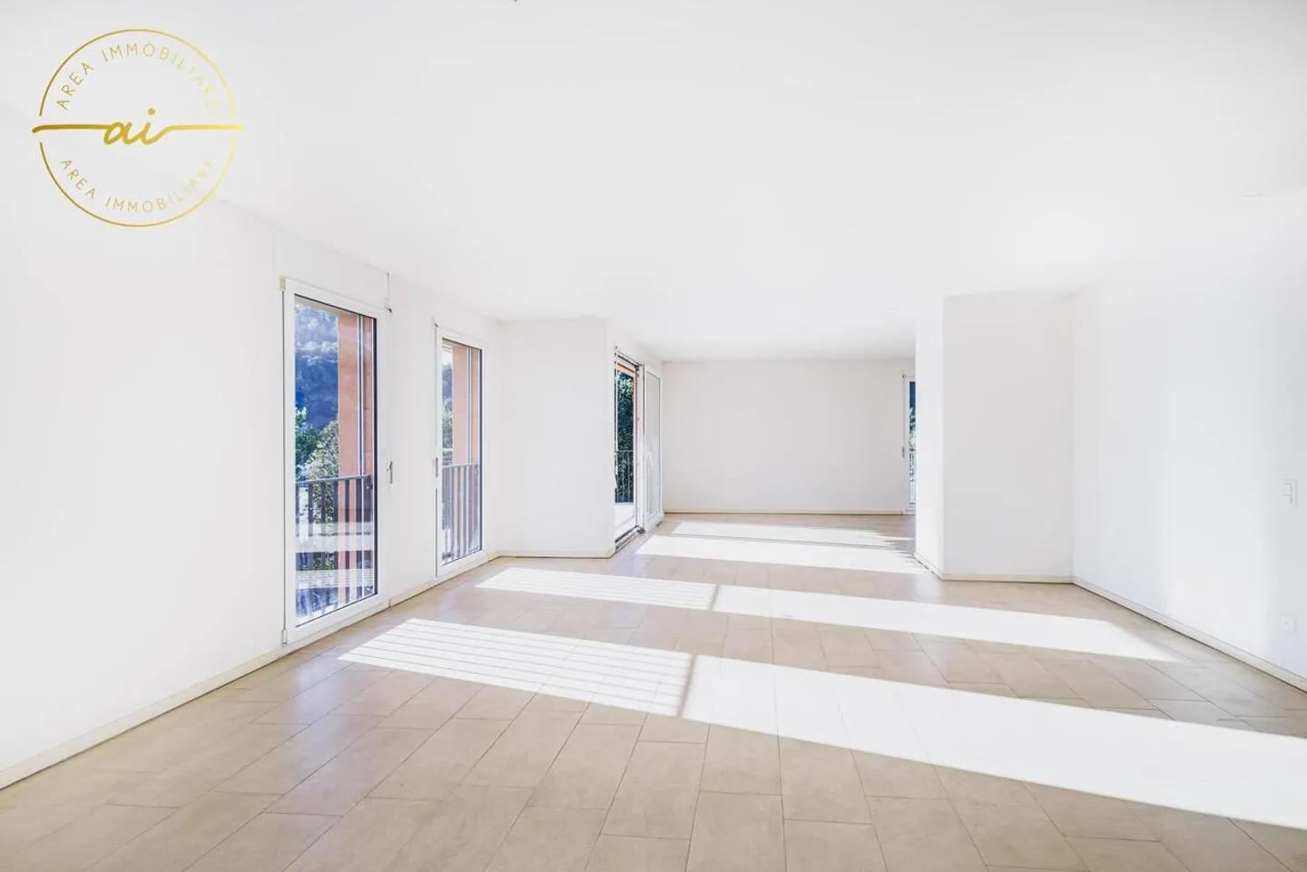 PENTHOUSE LUMINEUX DE 5 PIÈCES AVEC GRANDE TERRASSE À CHIASSO - Photo 12 sur 13