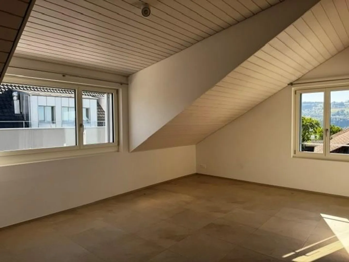 Appartamento mansardato di 3,5 locali con vista lago - Foto 3 di 8