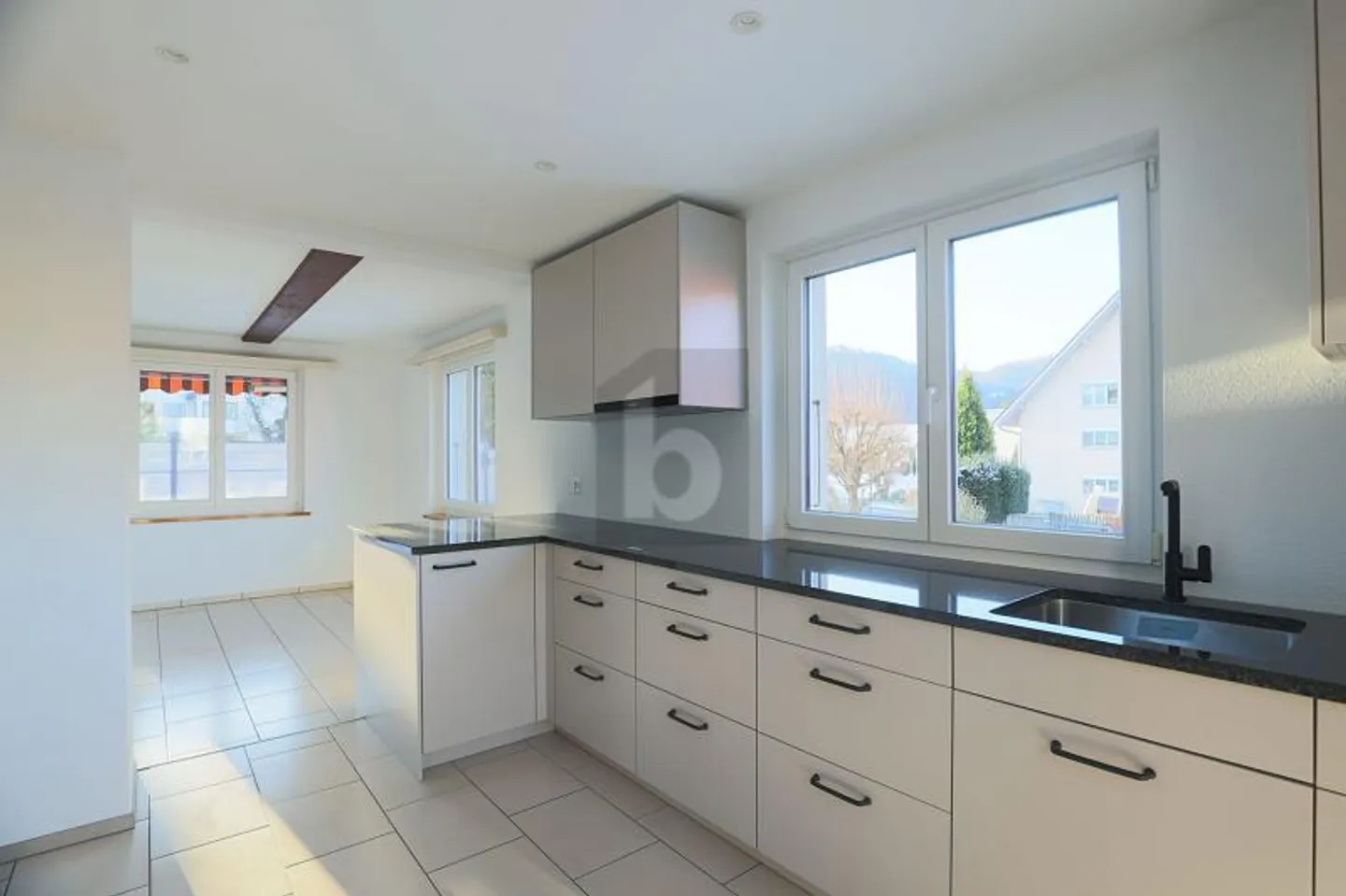 MODERNE AVEC JARDIN DANS UN ENDROIT CALME - Photo 1 sur 6