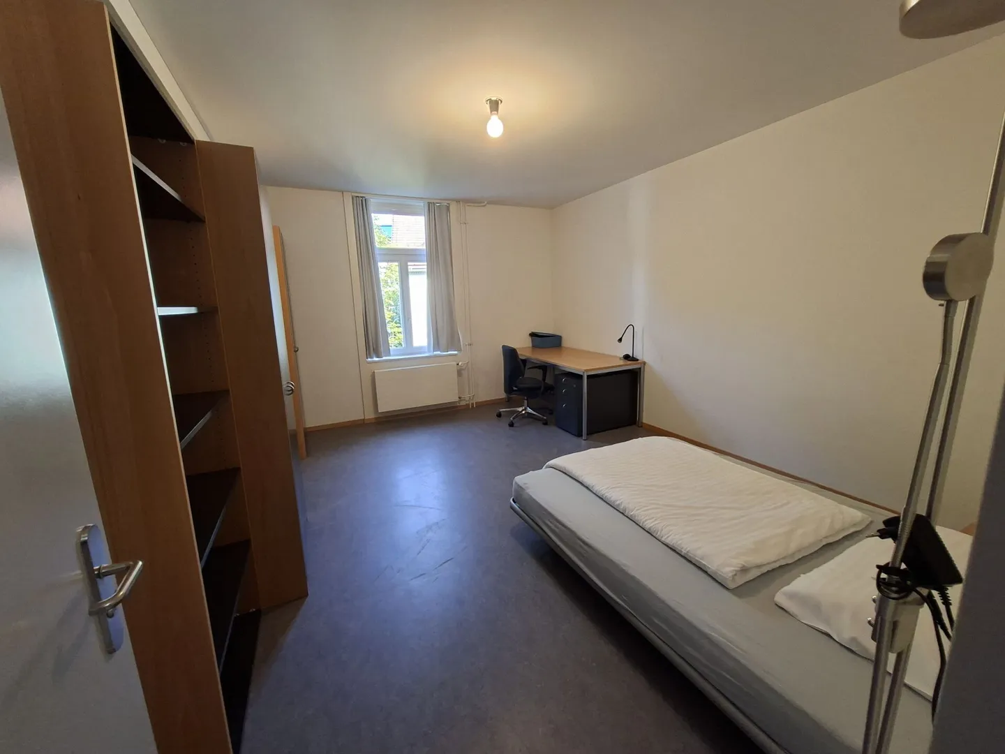 Camera condivisa arredata e luminosa - centrale, moderna e tutto incluso, 3° piano camera n. 5 - Foto 6 di 6