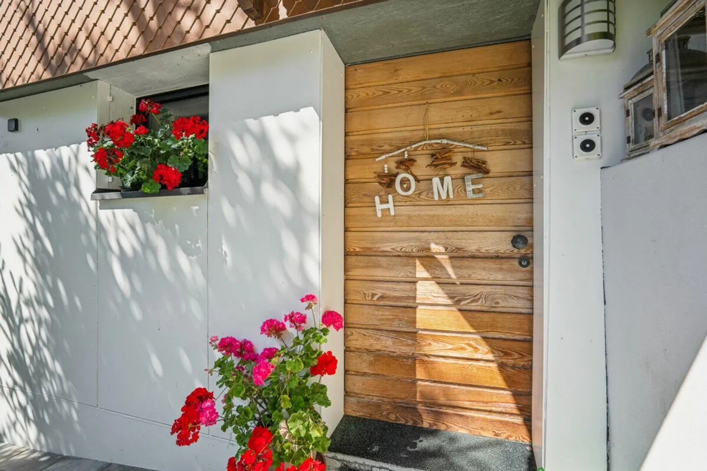 Single-family house with 3.5-room main apartment (maisonette) and 1.5-room apartment - Photo 2 of 14