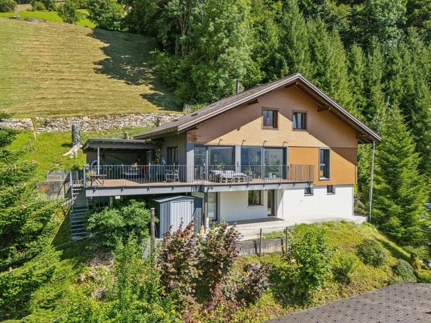 Single-family house with 3.5-room main apartment (maisonette) and 1.5-room apartment - Photo 1 of 14