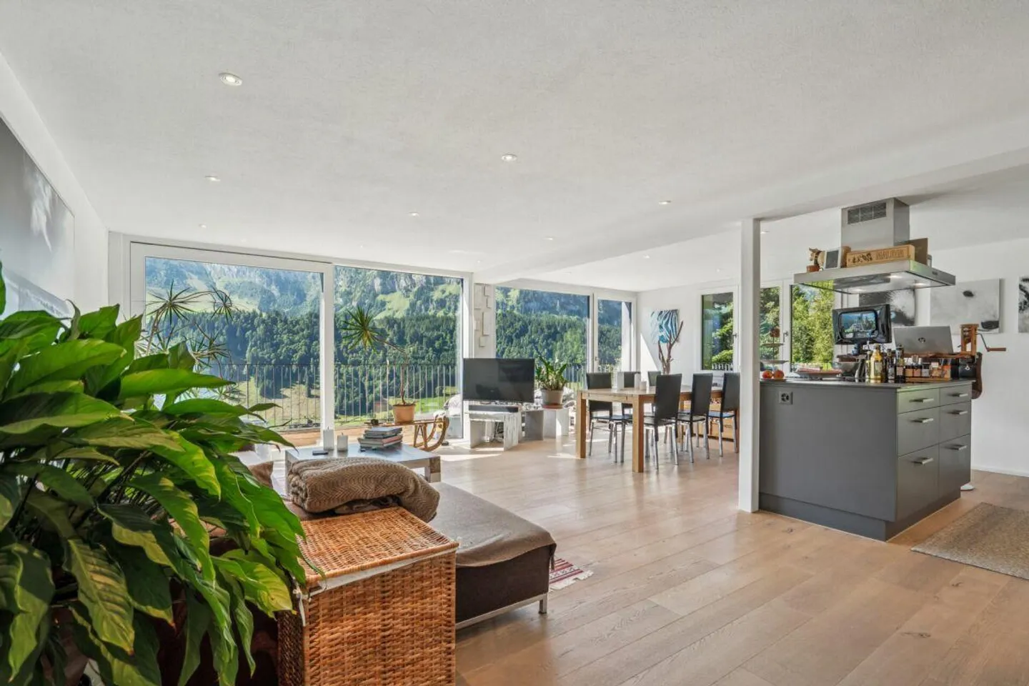 Single-family house with 3.5-room main apartment (maisonette) and 1.5-room apartment - Photo 3 of 14