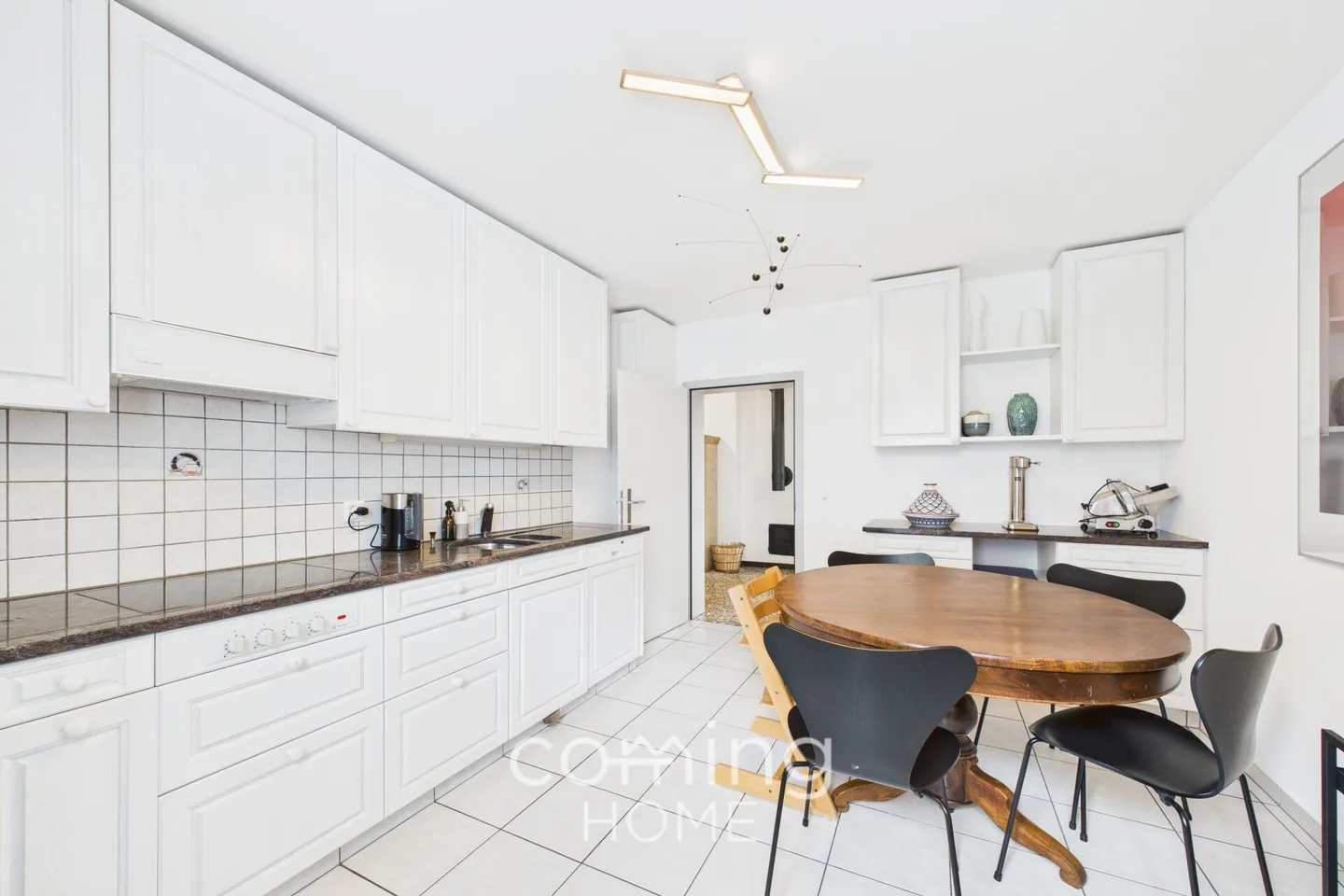 Sunny gem in an old building in Leuk-Stadt - 4.5-room apartment with a tiled stove and spacious garden - Photo 4 of 13