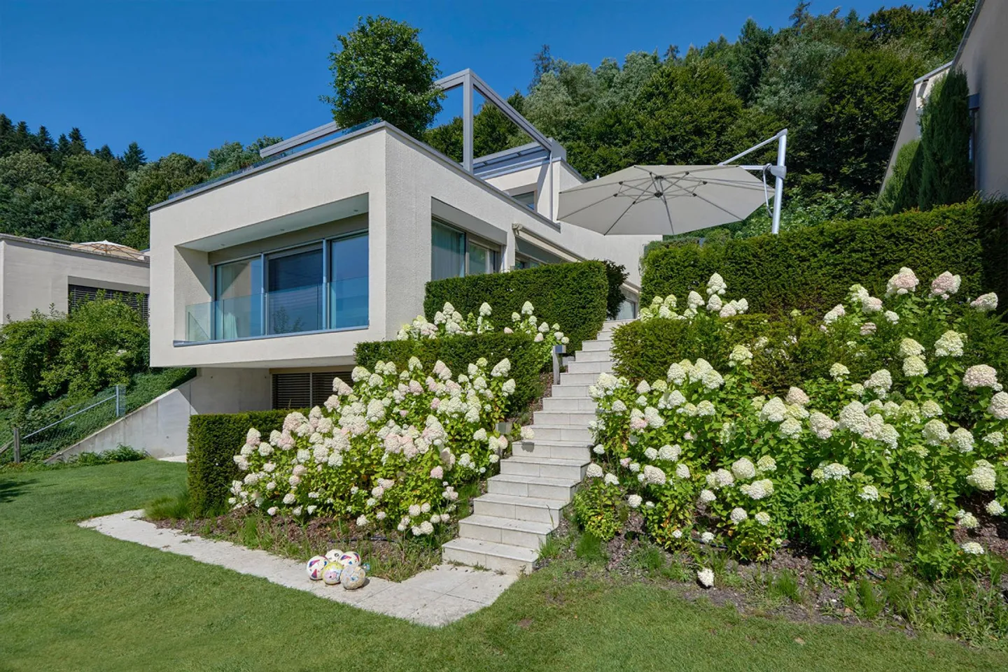 Pool & Garden Idyl: Exclusive 6.5 Room Single-Family House - Photo 2 of 6