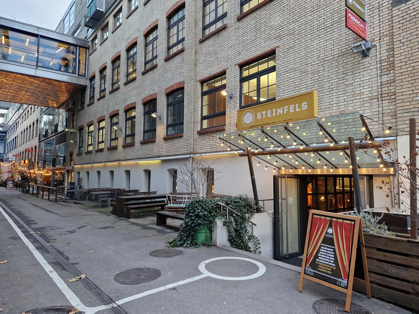 Spazio gastronomico attraente in affitto nel quartiere alla moda di Zurigo-Ovest - Foto 1 di 13