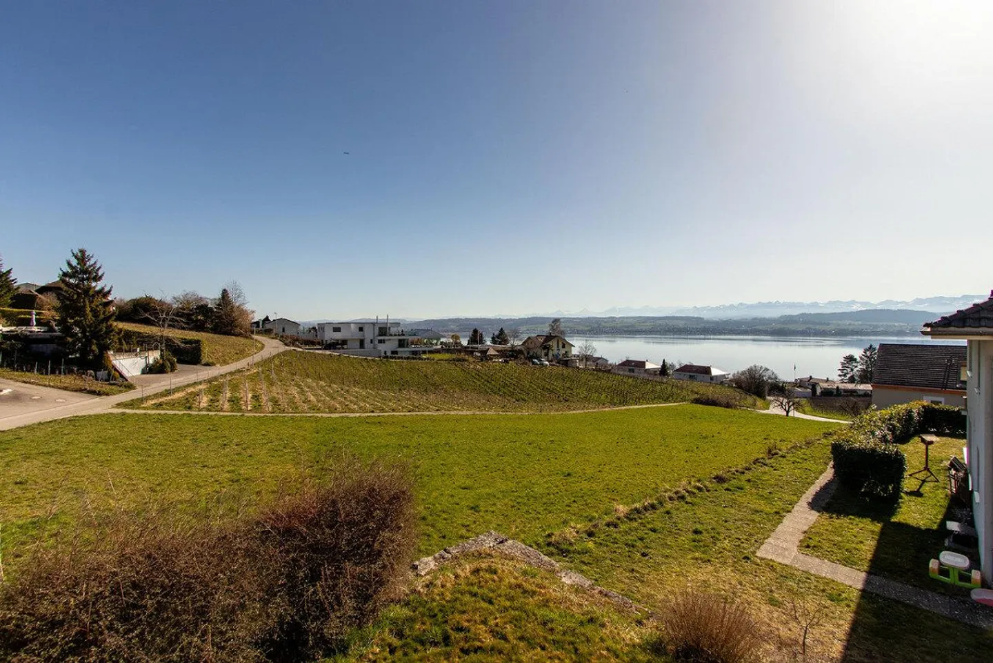 Geräumige Wohnung mit Seeblick - Foto 1 von 17