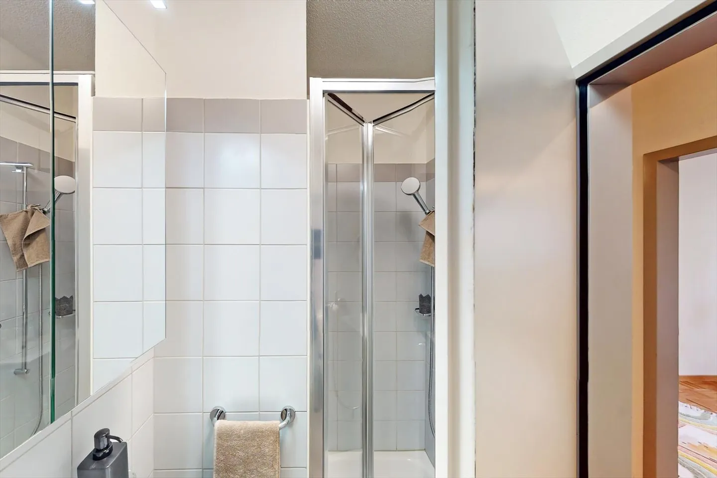 Un appartement de 3,5 pièces immergé dans la verdure - Photo 3 sur 10