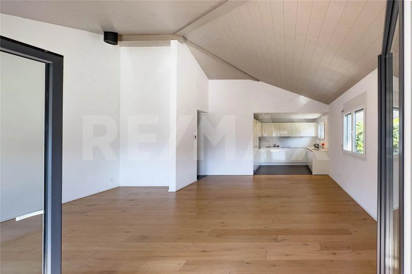 Helles 4,5-Zimmer-Apartment im obersten Stockwerk - Foto 8 von 13